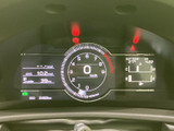 速度や燃料残量、外気温などの情報がまとまり、運転中も確認しやすい表示です。必要な情報をひと目で把握しやすく、日々の移動から遠出まで、ドライバーの安心感につながります。