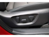 運転席はパワーシート搭載。微妙な調整が手軽にでき、ピッタリのポジションで運転することが可能です。