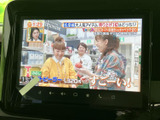 停車中にテレビ番組を視聴できる画面を備えています。待ち時間など、車内で過ごす時間に映像を楽しめるのがうれしいポイント。画面上で番組情報も確認でき、手軽に利用できます。