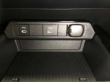 ディスプレイオーディオ用通信/充電USB端子(Type-C)と充電用入力端子(Type-C)が、センターコンソール前部に設置されています。