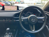 人間工学を駆使して設計された運転席は、ハンドルから手が届きやすい位置にスイッチ類が配置され、ロングドライブなども快適に楽しめます。