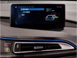 【左右独立式オートエアコン】☆運転席・助手席で個別に温度設定する事が可能。一定以上の大気中の有害物質を感知すると自動的に内気循環モードに切り替わるAUCを装備☆