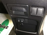 センターロアボックスには充電用USB端子2個とアクセサリーソケットが付きます。前席に座る方のスマホなどの充電に便利です♪