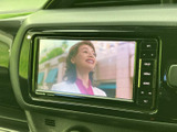 テレビ番組を画面で楽しめる装備です。停車中の待ち時間などに映像を視聴でき、画面脇には操作ボタンも配置されているため、見たい番組を選べます。