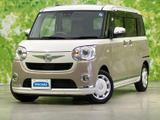 丸みを帯びたヘッドライトと親しみやすいフロントマスクが印象的。明るいツートーンカラーが軽やかな雰囲気を演出し、街中でも目を引く佇まいです。
