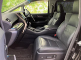 前席はゆとりある座面と背もたれで、落ち着いて座れる室内空間です。運転席から前方を見渡しやすく、助手席の方も足元に余裕を感じながらお過ごしいただけます。