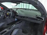 ASSETTO FIORANO専用装備として、フロアカーペットには軽量かつ上質なアルカンターラ素材が採用されており、足元からレーシーな雰囲気を高めています。