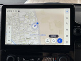 周辺の道路や現在地を地図上で確認でき、目的地検索などにも活用できます。画面上の案内を見ながら行き先を把握しやすく、慣れない場所へのお出かけをサポートします。