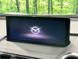 【マツダコネクトナビ】車内の雰囲気にマッチした一体型タイプのナビ。各種車輌設定やBluetooth再生等、様々な機能が楽しめます。直感的なダイヤル操作が可能で、使い勝手も良好です。