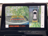 車両後方と上方からの周囲の様子を画面で確認でき、駐車時の位置合わせをサポートします。ガイド表示もあり、狭い場所での駐車や切り返しの際に状況を把握しやすい便利な装備です。