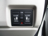 両側電動スライドドアです。運転席やキーレスから開閉が出来てとても重宝します。