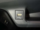 充電用USB端子付き。スマートフォンなどの充電に便利です。