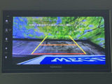 画面には後方の映像と進路の目安が表示され、駐車時に周囲を確認する助けになります。車庫入れや狭い場所での切り返しなど、日常の駐車場面で心強い装備です。