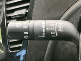 レバーには各種表示がまとめられ、機能を確認しやすい仕様です。運転席から手元で扱えるため、天候の変化に応じた日常の運転をサポートします。