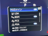 【カラーヘッドアップディスプレイ】現在の速度や走行情報をデジタル表示で運転席前方のガラスに投影!カラー付きで視認性も高く、運転中目線をずらさず必要な情報を確認できるのでとっても便利で安心!