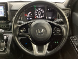 ハンドルにHondaセンシング系のクルーズコントロールやレーンキープアシストなどのスイッチと、オーディオの操作スイッチが装備されています。ハンドルから手を離さず安全に操作できます。