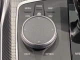 iDriveコントローラー シンプルかつ直観的な操作で、コントロール・ディスプレイに表示されるさまざまな機能を設定できます。