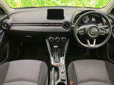 前席から手の届く位置にまとまった運転席まわりは、視界を遮りにくいすっきりした印象です。メーターや中央の画面も見やすい配置で、日々の運転に向き合えます。