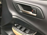 【マイコンプリセットドライビングポジションシステム】運転席に2名分のステアリング、シート、ドアミラーのポジションを記憶・再現します。