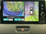 後方の映像に加えて車両周辺を上から見た表示もあり、駐車時の周囲確認をサポートします。ガイド線も表示されるため、停車位置を確認しながら操作しやすい装備です。