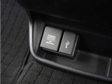 ◆USB接続端子◆スマホやiPodなどを接続して、いつもの音楽を車内でもお楽しみいただけます♪