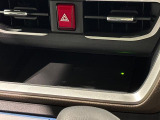 手の届くところにスマートフォンが置けるインパネセンタートレイ (メーカーオプションのワイヤレス充電機能付き)