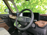 運転席まわりは窓からの視界が広く、前方や周囲を確認しやすいレイアウトです。落ち着いた色合いの内装とゆとりを感じる座席で、毎日の移動も快適に過ごせます。