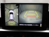 パノラミックビューモニターを装備。駐車場や交差点でクルマを真上から見るように周囲を確認できます。機能の詳細は販売店スタッフまでおたずねください。