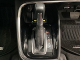 「e:HEV」は、モーター走行を中心にしながら電気エネルギーやエンジン動力を効率よく使い分けることができる賢いハイブリッドシステムです。サイドブレーキはスイッチ操作の電子制御パーキングブレーキです