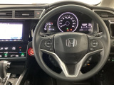 【ハンドル】運転にかかわる様々な操作を安全に行えるように視点移動が少なく操作性に配慮されたスイッチ類が凝縮されたコックピットです。