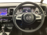 【ハンドル】運転にかかわる様々な操作を安全に行えるように視点移動が少なく操作性に配慮されたスイッチ類が凝縮されたコックピットです。