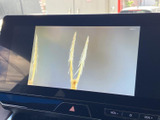 停車中にテレビ映像を視聴でき、待ち時間にも車内で楽しみを添えてくれます。画面いっぱいに映像が表示されるので、くつろぎのひとときに活用いただける装備です。