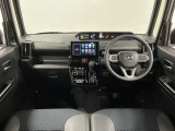 【インパネ】運転のしやすさを最優先に設計された見晴らしの良いフロントビュー。車両間隔が掴みやすく狭い道でも安心♪「安全」と「品質」を最優先に、安心してお乗りいただけるクルマを提供いたします。