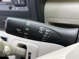 各操作位置の表示がレバーに記され、運転席から機能の内容を確認しやすい配置です。前後の窓に関する表示もまとまり、雨の日の運転を支える装備がそろいます。