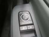 電動格納ミラー! スイッチひとつでミラーを畳めます。
