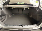 リアシート使用時にも、セダンらしい奥行きのあるトランクスペースを確保。日常の荷物を収められます。