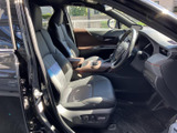 運転席と助手席は、身体を包み込むような形状で落ち着いて座れる空間です。前方や左右の様子を確認しやすく、ドアを開けたときもすっきりとした車内が迎えてくれます。