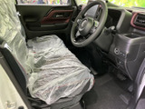 運転席まわりは前方の視界が広く、メーターやセンター部分も着座位置から見渡しやすい配置です。シートにはカバーが掛けられており、足元にもゆとりが感じられる、落ち着いて過ごせる空間です。