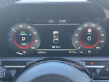 速度や各種車両情報が画面にまとまり、運転に必要な表示を確認しやすいメーターまわりです。中央の案内表示も目に入りやすく、日々の運転を支える情報を把握できます。