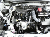 【エンジンルーム】・・・内外装だけでなくこちらもクリーニング済み。 納車までにもう1度しっかり点検いたしますので、安心してお乗りいただけると思います。