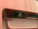 【バックカメラ】 駐車時に車両後方の様子を見ることができるので、運転の不安を軽くします。