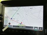 画面に地図を表示でき、現在地や周辺の道路を確認しながら目的地への道順を把握できます。見やすい画面で案内を確認でき、日々の外出や初めての場所への移動にも便利です。