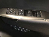 【ポジションメモリー】お好みのドライビングポジションを登録し、ワンタッチで呼び出すことができます。3パターンまで登録可能。機能の詳細につきましては、展示店舗までお尋ねください。