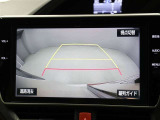 バックモニター装着車は後退時の強い味方です♪車庫入れや縦列駐車の際、後退操作の参考になるガイドラインをナビ画面に表示します。