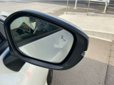 【ブラインドスポットインフォメーション】左右後方から車両の接近をミラーにあるランプでお知らせ!車線変更時のヒヤリが減少します。