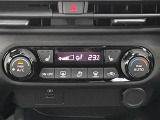 前席ヒーターシート・<オートエアコン>温度設定すれば風量など自動的にコントロールしてくれます。