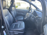 運転席と助手席は座面や背もたれにゆとりがあり、落ち着いて過ごせる空間です。前方や側方の視界も広く、乗り降りの際にも室内の様子を確認しやすい配置です。