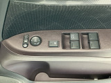 運転席のスイッチで全てのウィンドウの開閉操作を行うことができます。ロックボタンをONにしておくと、運転席以外のウィンドウは作動しないのでお子様を乗せているときなども安心ですね♪