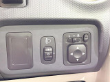 【電動格納ミラー】サイドミラーは電動格納式となっており、狭い駐車場でもキズがつくリスクを抑えられます。