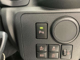 車庫入れなどの運転時、静止物の接近を表示とブザーでお知らせします。